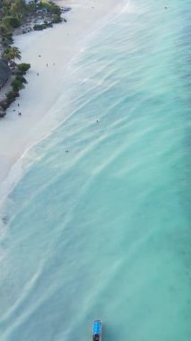 Tanzanya 'nın Zanzibar kıyısındaki okyanusun dikey videosu.