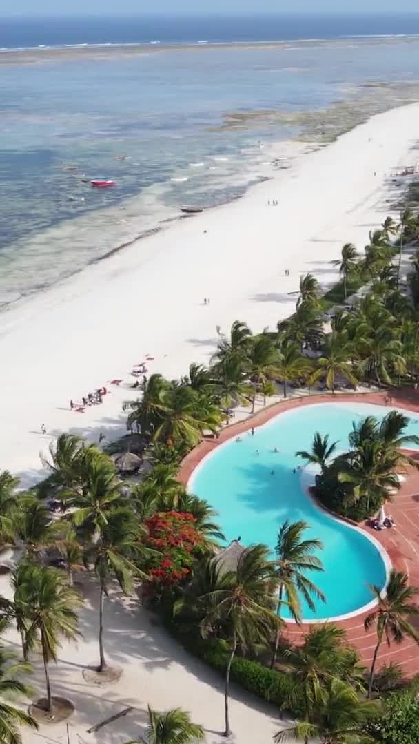 Vídeo vertical do oceano perto da costa de Zanzibar, Tanzânia, vista aérea — Vídeo de Stock