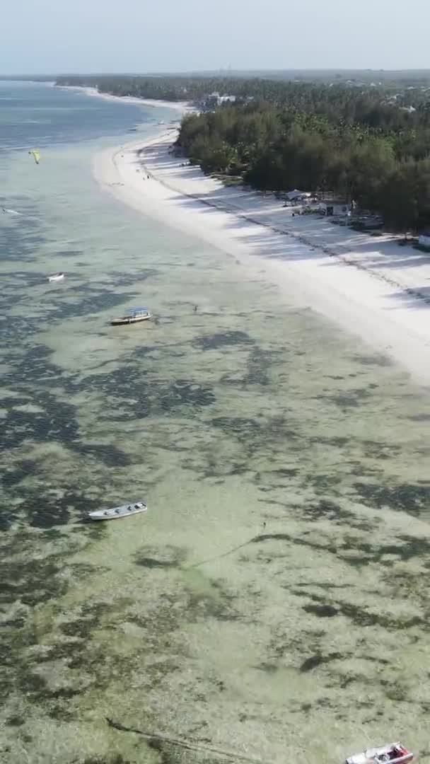 Vídeo vertical do oceano perto da costa de Zanzibar, Tanzânia, vista aérea — Vídeo de Stock
