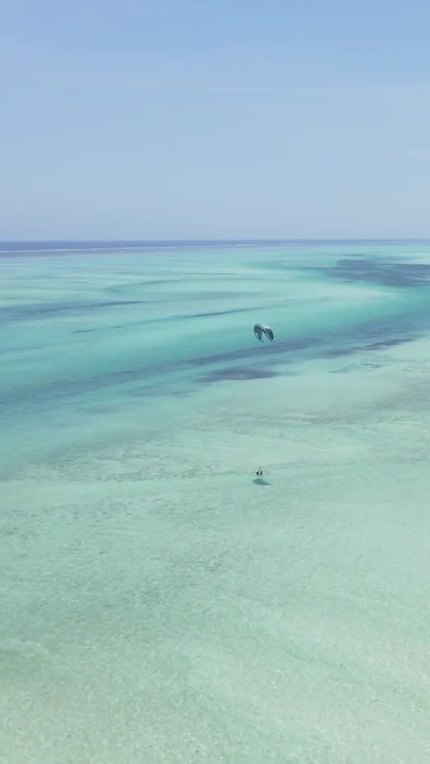 Vertikales Video des Ozeans vor der Küste von Sansibar, Tansania, Luftaufnahme — Stockvideo