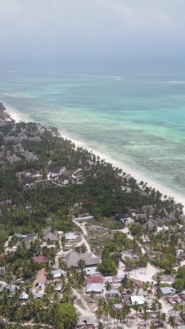 Pystysuora video merestä lähellä rannikkoa Zanzibar, Tansania, ilmakuva — kuvapankkivideo