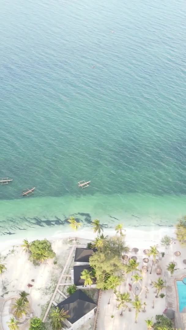 Vídeo vertical do oceano perto da costa de Zanzibar, Tanzânia, vista aérea — Vídeo de Stock