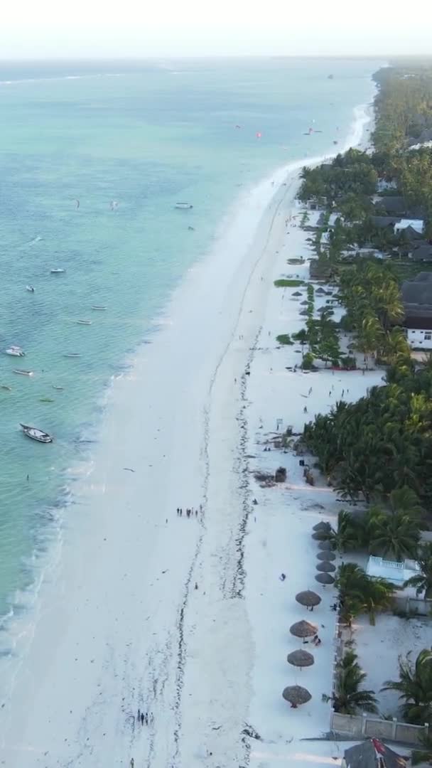 Video verticale dell'oceano vicino alla costa di Zanzibar, Tanzania, vista aerea — Video Stock
