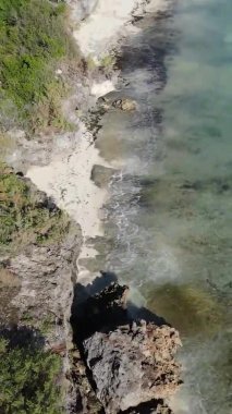 Tanzanya 'nın Zanzibar kıyısındaki okyanusun dikey videosu.