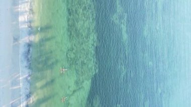 Tanzanya 'nın Zanzibar kıyısındaki okyanusun dikey videosu.