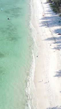 Tanzanya 'nın Zanzibar adasının dikey videosu, yavaş çekim