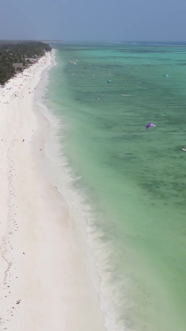 Vertikální video pobřeží ostrova Zanzibar, Tanzanie, zpomalení — Stock video