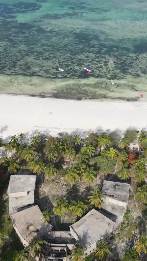 ザンジバル島、タンザニア、スローモーションの海岸の垂直ビデオ — ストック動画