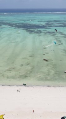 Tanzanya 'nın Zanzibar adasının dikey videosu, yavaş çekim