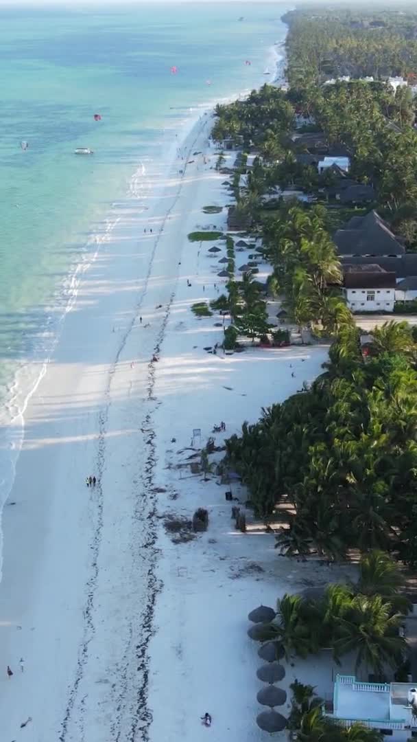 Video vertikal dari pantai pulau Zanzibar, Tanzania, gerakan lambat — Stok Video