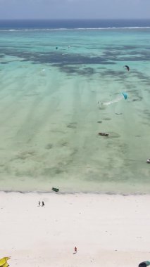 Tanzanya 'nın Zanzibar adasının dikey videosu, yavaş çekim