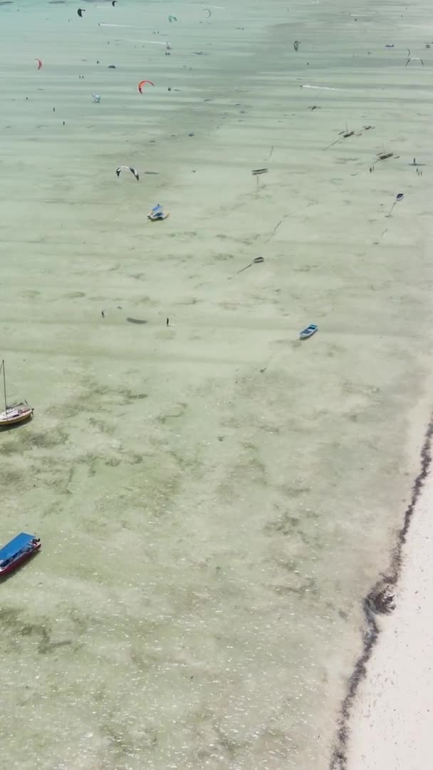 坦桑尼亚桑给巴尔岛海岸的垂直录像，慢镜头 — 图库视频影像