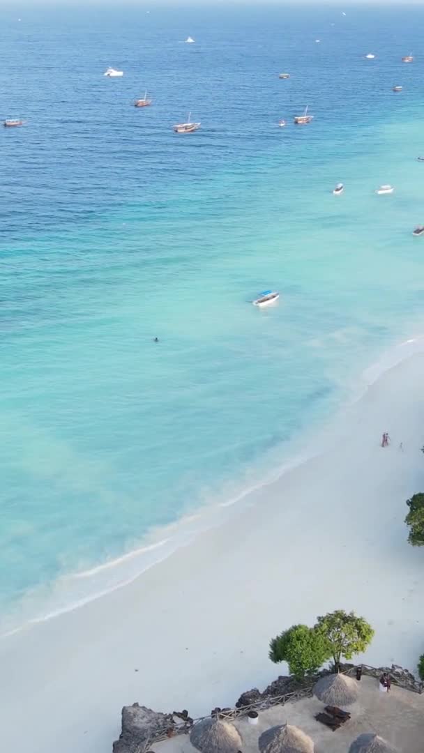 Vídeo vertical de la costa de la isla de Zanzíbar, Tanzania, cámara lenta — Vídeo de stock