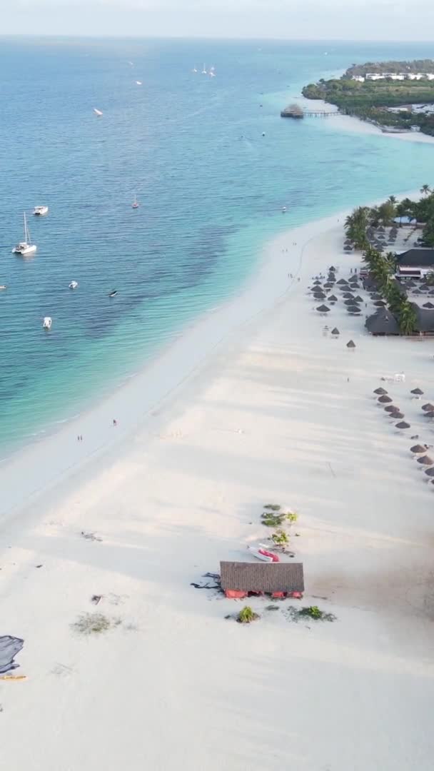 Vidéo verticale de la côte de l'île de Zanzibar, Tanzanie, ralenti — Video