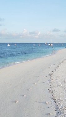 Tanzanya 'nın Zanzibar adasının dikey videosu, yavaş çekim