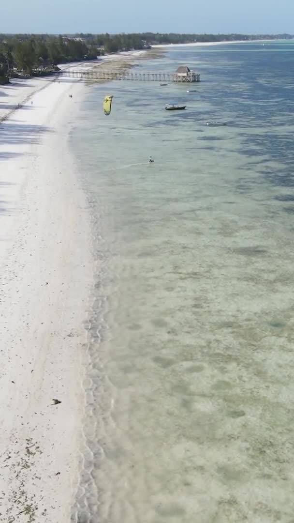 Vertikal video av kusten av ön Zanzibar, Tanzania, slow motion — Stockvideo
