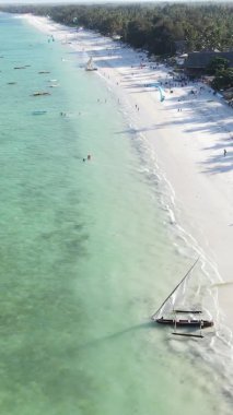 Tanzanya 'nın Zanzibar adasının dikey videosu, yavaş çekim