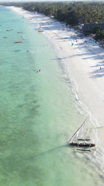 Tanzanya 'nın Zanzibar adasının dikey videosu, yavaş çekim