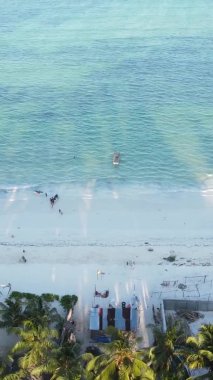 Tanzanya 'nın Zanzibar adasının dikey videosu, yavaş çekim