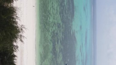 Tanzanya 'nın Zanzibar adasının dikey videosu, yavaş çekim