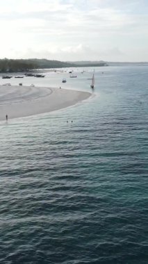 Tanzanya 'nın Zanzibar adasının dikey videosu, yavaş çekim