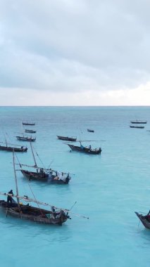 Tanzanya, dikey video - tekne, Zanzibar kıyısı yakınlarında okyanusta kayıklar, hava manzarası