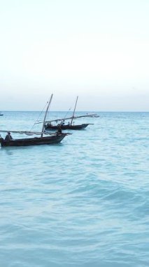 Tanzanya, dikey video - tekne, Zanzibar kıyısı yakınlarında okyanusta kayıklar, hava manzarası