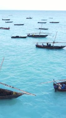 Tanzanya, dikey video - tekne, Zanzibar kıyısı yakınlarında okyanusta kayıklar, hava manzarası
