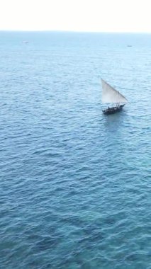 Tanzanya, dikey video - tekne, Zanzibar kıyısı yakınlarında okyanusta kayıklar, hava manzarası