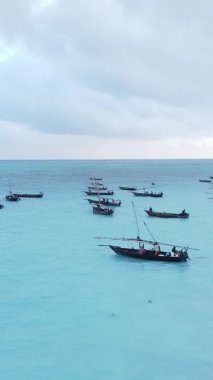Tanzanya, dikey video - tekne, Zanzibar kıyısı yakınlarında okyanusta kayıklar, hava manzarası