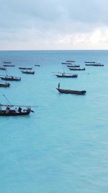 Tanzanya, dikey video - tekne, Zanzibar kıyısı yakınlarında okyanusta kayıklar, hava manzarası