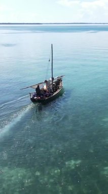 Tanzanya, dikey video - tekne, Zanzibar kıyısı yakınlarında okyanusta kayıklar, hava manzarası