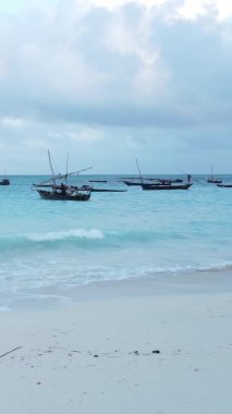 Tanzanya, dikey video - tekne, Zanzibar kıyısı yakınlarında okyanusta kayıklar, hava manzarası
