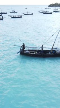 Tanzanya, dikey video - tekne, Zanzibar kıyısı yakınlarında okyanusta kayıklar, hava manzarası