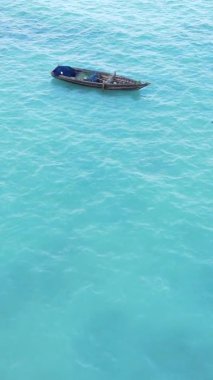 Tanzanya, dikey video - tekne, Zanzibar kıyısı yakınlarında okyanusta kayıklar, hava manzarası