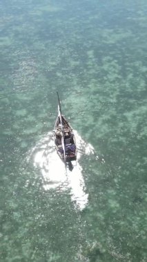 Tanzanya, dikey video - tekne, Zanzibar kıyısı yakınlarında okyanusta kayıklar, hava manzarası