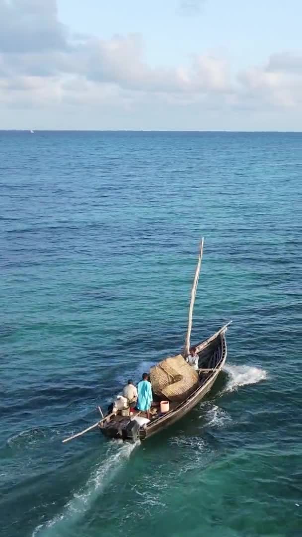 タンザニア,垂直ビデオ-ボート,ボート,ザンジバルの海岸近くの海の中のボート,空の景色 — ストック動画