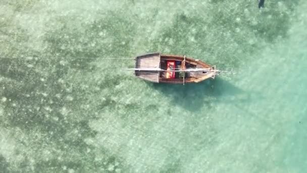 Tanzania, vertikal video - båt, båtar i havet nära kusten i Zanzibar, antenn utsikt — Stockvideo
