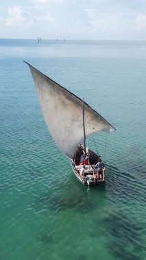 Tanzanya, dikey video - tekne, Zanzibar kıyısı yakınlarında okyanusta kayıklar, hava manzarası