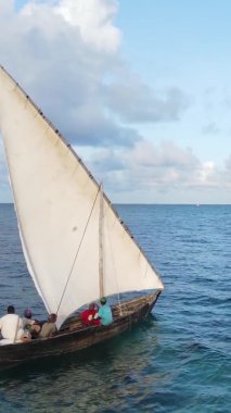 Tanzanya, dikey video - tekne, Zanzibar kıyısı yakınlarında okyanusta kayıklar, hava manzarası