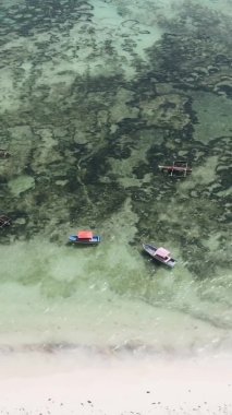 Tanzanya, dikey video - tekne, Zanzibar kıyısı yakınlarında okyanusta kayıklar, hava manzarası