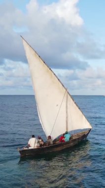 Tanzanya, dikey video - tekne, Zanzibar kıyısı yakınlarında okyanusta kayıklar, hava manzarası