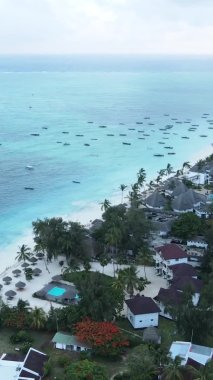 Tanzanya, dikey video - tekne, Zanzibar kıyısı yakınlarında okyanusta kayıklar, hava manzarası