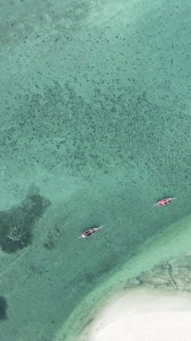 Tanzanya, dikey video - tekne, Zanzibar kıyısı yakınlarında okyanusta kayıklar, hava manzarası