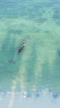 Tanzanya, dikey video - tekne, Zanzibar kıyısı yakınlarında okyanusta kayıklar, hava manzarası