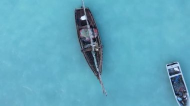 Tanzanya, dikey video - tekne, Zanzibar kıyısı yakınlarında okyanusta kayıklar, hava manzarası