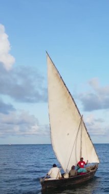 Tanzanya, dikey video - tekne, Zanzibar kıyısı yakınlarında okyanusta kayıklar, hava manzarası