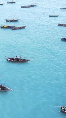 Tanzanya, dikey video - tekne, Zanzibar kıyısı yakınlarında okyanusta kayıklar, hava manzarası