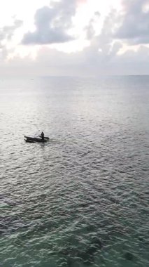 Tanzanya, dikey video - tekne, Zanzibar kıyısı yakınlarında okyanusta kayıklar, hava manzarası