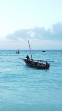 Tanzanya, dikey video - tekne, Zanzibar kıyısı yakınlarında okyanusta kayıklar, hava manzarası